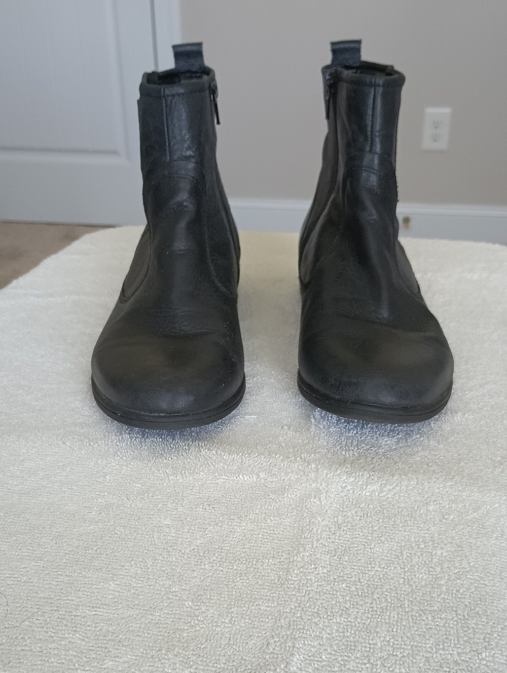 Earth Norway Black Leather Side Zip Buckle Ankle Boots / Booties 9